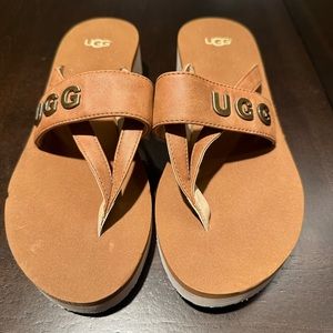 NWOT UGG Wedged Flips